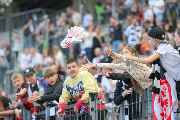 12.04.2025, xusrbx, Fussball Google Pixel Frauen-Bundesliga, Eintracht Frankfurt - FC Bayern Muenchen v.l. Stina Johannes, die Handschuhe werden den Fans zugeworfen, (DFL DFB REGULATIONS PROHIBIT ANY USE OF PHOTOGRAPHS as IMAGE SEQUENCES and or QUASI-VIDEO) Frankfurt am Main
