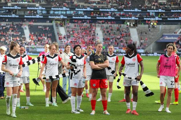 12.04.2025, xusrbx, Fussball Google Pixel Frauen-Bundesliga, Eintracht Frankfurt - FC Bayern Muenchen v.l. die Spielerinnen von Eintracht Frankfurt, nach dem Spiel, (DFL DFB REGULATIONS PROHIBIT ANY USE OF PHOTOGRAPHS as IMAGE SEQUENCES and or QUASI-VIDEO) Frankfurt am Main