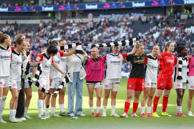 12.04.2025, xusrbx, Fussball Google Pixel Frauen-Bundesliga, Eintracht Frankfurt - FC Bayern Muenchen v.l. die Spielerinnen von Eintracht Frankfurt, nach dem Spiel, (DFL DFB REGULATIONS PROHIBIT ANY USE OF PHOTOGRAPHS as IMAGE SEQUENCES and or QUASI-VIDEO) Frankfurt am Main