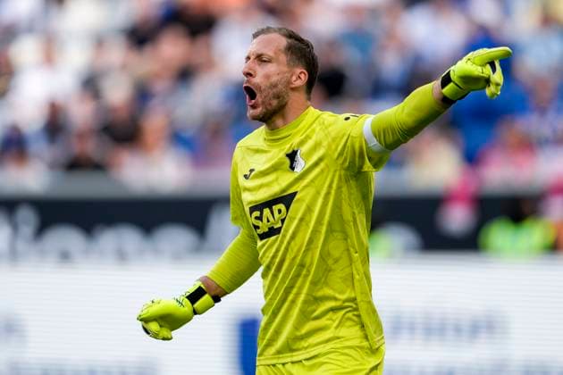 Sport Bilder des Tages Oliver Baumann (Torwart, Hoffenheim, 1), gibt Anweisungen, gestikuliert, mit den Armen gestikulieren, Einzelbild, Einzelfoto, Aktion, Action, 12.04.2025, Sinsheim (Deutschland), Fussball, Bundesliga, TSG 1899 Hoffenheim - 1. FSV Mainz 05, DFB DFL REGULATIONS PROHIBIT ANY USE OF PHOTOGRAPHS AS IMAGE SEQUENCES AND OR QUASI-VIDEO. *** Oliver Baumann Goalkeeper, Hoffenheim, 1 , gives instructions, gestures, gesticulates with arms, single image, single photo, action, action, 12 04 2025, Sinsheim Germany , Football, Bundesliga, TSG 1899 Hoffenheim 1 FSV Mainz 05, DFB DFL REGULATIONS PROHIBIT ANY USE OF PHOTOGRAPHS AS IMAGE SEQUENCES AND OR QUASI VIDEO xozx