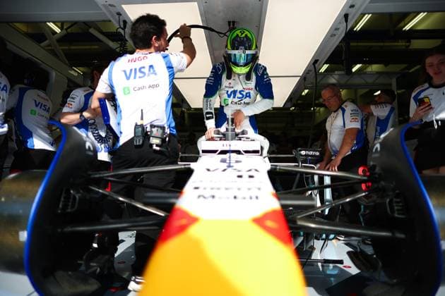 F1 - BAHRAIN GRAND PRIX 2025 HADJAR Isack (fra), Visa Cash App RB F1 Team VCARB02, portrait during the Formula 1 Gulf Bahrain Grand Prix 2025, 4th round of the 2025 FIA Formula One World Championship, WM, Weltmeisterschaft from April 11 to 13, 2025 on the Bahrain International Circuit, in Sakhir, Bahrain - SakhirBahrain  Copyright: xEricxAlonsox