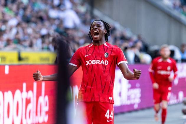 1. Fußball Bundesliga: Borussia Mönchengladbach - SC Freiburg; 12.04.2025 SC Freiburg bejubeln das Tor, 1:2 durch Johan Manzambi (SC Freiburg, 44) 1. Fußball Bundesliga: Borussia Mönchengladbach - SC Freiburg; Borussia-Park, Mönchengladbach; 12.04.2025 DFL regulations prohibit any use of photographs as image sequences and or quasi video. *** 1 Bundesliga Borussia Mönchengladbach SC Freiburg 12 04 2025 SC Freiburg celebrate the goal, 1 2 by Johan Manzambi SC Freiburg, 44 1 Bundesliga Borussia Mönchengladbach SC Freiburg Borussia Park, Mönchengladbach 12 04 2025 DFL regulations prohibit any use of photographs as image sequences and or quasi video Copyright: xBEAUTIFULxSPORTS Buriakovx