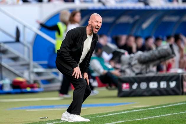 Christian Ilzer (Trainer, Cheftrainer, Hoffenheim), Freisteller, Ganzkörper, Einzelbild, Einzelfoto, Aktion, Action, ist wütend, ruft, schreit, schreien, schreiend, 12.04.2025, Sinsheim (Deutschland), Fussball, Bundesliga, TSG 1899 Hoffenheim - 1. FSV Mainz 05, DFB DFL REGULATIONS PROHIBIT ANY USE OF PHOTOGRAPHS AS IMAGE SEQUENCES AND OR QUASI-VIDEO. *** Christian Ilzer Coach, Head Coach, Hoffenheim , cropped image, full body, single image, single photo, action, action, is angry, shouts, screams, screaming, 12 04 2025, Sinsheim Germany , Football, Bundesliga, TSG 1899 Hoffenheim 1 FSV Mainz 05, DFB DFL REGULATIONS PROHIBIT ANY USE OF PHOTOGRAPHS AS IMAGE SEQUENCES AND OR QUASI VIDEO xozx