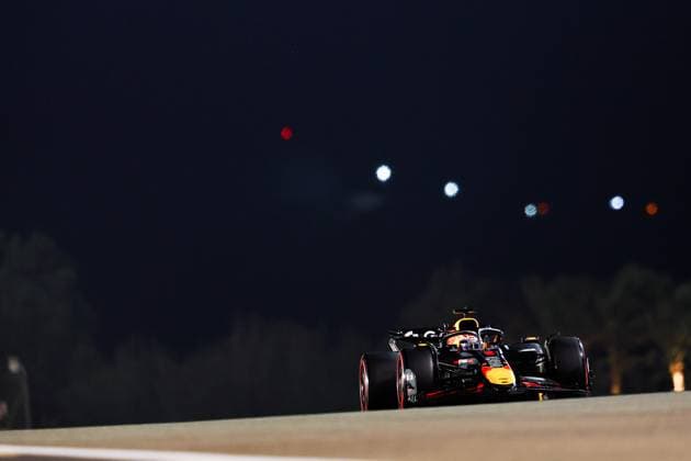 Sport Bilder des Tages F1 - BAHRAIN GRAND PRIX 2025 01 VERSTAPPEN Max (nld), Red Bull Racing RB21, action during the Formula 1 Gulf Bahrain Grand Prix 2025, 4th round of the 2025 FIA Formula One World Championship, WM, Weltmeisterschaft from April 11 to 13, 2025 on the Bahrain International Circuit, in Sakhir, Bahrain -  Copyright: xEricxAlonsox