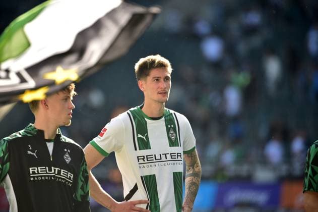12.04.2025; Moenchengladbach; Fussball, Herren, Saison 2024 2025, Borussia Moenchengladbach vs. SC Freiburg Enttaeuscht; Enttaeuschung bei den Gladbachern nach Spielende. Hier Tomas Cvancara (Gladbach, re.), Luca Netz (Gladbach, li.) DFL regulations prohibit any use of photographs as image sequences and or quasi-video. Borussia-Park NRW Deutschland
