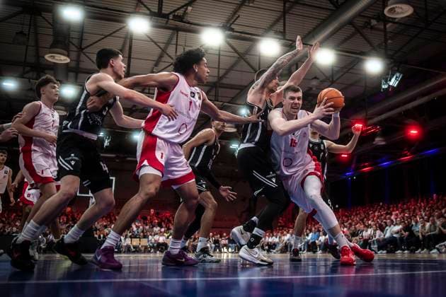 Bilder des Jahres 2025, Sport 04 April Sport Themen der Woche KW15 Sport Bilder des Tages Barmer 2. Basketball Bundesliga ProB: Rheinstars Koeln vs. Dragons Rhöndorf, 12.04.25 Bjorn Rohwer (Center, RheinStars Köln, 15), links + r1+; Köln, 12.04.25 - Barmer 2. Basketball Bundesliga ProB: Rheinstars Koeln vs. Dragons Rhöndorf in der Motor World in Köln. *** Barmer 2 Basketball Bundesliga ProB Rheinstars Koeln vs Dragons Rhöndorf, 12 04 25 Bjorn Rohwer Center, RheinStars Cologne, 15 , left r1 Cologne, 12 04 25 Barmer 2 Basketball Bundesliga ProB Rheinstars Koeln vs Dragons Rhöndorf at Motor World in Cologne Copyright: xBEAUTIFULxSPORTS AxelxKohringx