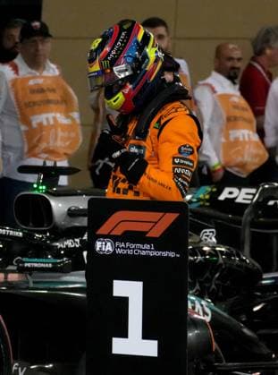 12.04.2025, Bahrain International Circuit, Sakhir, Formula 1 Gulf Air Bahrain Grand Prix 2025 ,im Bild Poleposition für Oscar Piastri (AUS), McLaren F1 Team (Photo by Hasan Bratic DeFodi Images)