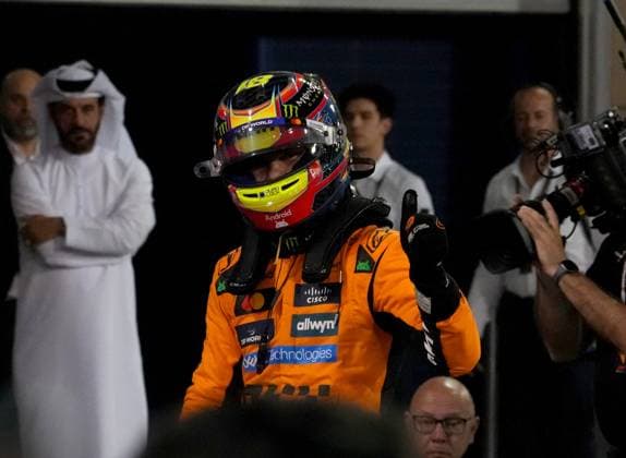 12.04.2025, Bahrain International Circuit, Sakhir, Formula 1 Gulf Air Bahrain Grand Prix 2025 ,im Bild Poleposition für Oscar Piastri (AUS), McLaren F1 Team (Photo by Hasan Bratic DeFodi Images)