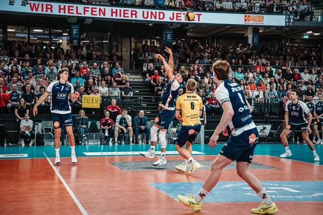 Volleyball Herren Saison 2024 2025 Volleyball Bundesliga Playoff Halbfinale Spiel 3 SVG Lüneburg vs. VfB Friedrichshafen 12.04.2025 Lorenz Karlitzek ( 10 SVG Lüneburg) bekommt den Ball nicht mehr Lüneburg LKH Arena Niedersachsen Deutschland