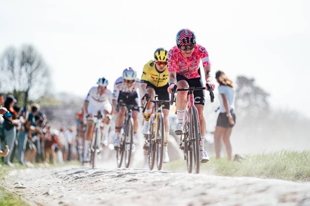 Bilder des Jahres 2025, Sport 04 April Sport Themen der Woche KW15 Sport Bilder des Tages 2025 Paris Roubaix Femmes Avec Zwift Picture by Zac Williams SWpix.com - 12 04 2025 - Cycling - 2025 Paris Roubaix Femmes Avec Zwift, France - Letizia Borghesi, EF Education Oatly. Copyright: x xSWpix.comx(t axPhotographyxHubxLtd)xZacxWilliams SWpix.comx SWP-2864-0032