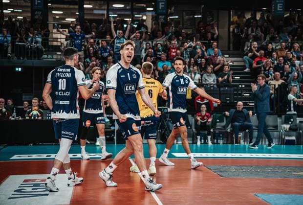 Volleyball Herren Saison 2024 2025 Volleyball Bundesliga Playoff Halbfinale Spiel 3 SVG Lüneburg vs. VfB Friedrichshafen 12.04.2025 Simon Torwie ( 1 SVG Lüneburg) jubelt Lüneburg LKH Arena Niedersachsen Deutschland
