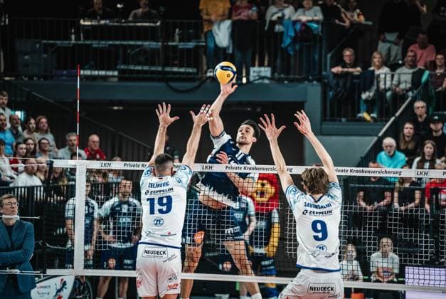Sport Bilder des Tages Volleyball Herren Saison 2024 2025 Volleyball Bundesliga Playoff Halbfinale Spiel 3 SVG Lüneburg vs. VfB Friedrichshafen 12.04.2025 Xander Wolf Wassenaar Ketrzynski ( 11 SVG Lüneburg) gegen den Block von Ivan Zeljkovic ( 19 VfB Friedrichshafen) und Severi Seth Savonsalmi ( 9 VfB Friedrichshafen) Lüneburg LKH Arena Niedersachsen Deutschland