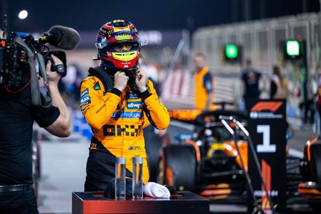Oscar Piastri (McLaren Formula 1 Team, Australien, 81) jubelt im Parc Ferme ueber Platz 1 und die Pole Position, BAH, Formel 1 Weltmeisterschaft, Gulf Air Grand Prix von Bahrain, Bahrain International Circuit, Qualifying, Saison 2025, 12.04.2025 BAH, Formel 1 Weltmeisterschaft, Gulf Air Grand Prix von Bahrain, Bahrain International Circuit, Qualifying, Saison 2025, 12.04.2025 Sakhir Copyright: xEibner-Pressefoto Memmlerx EP_MMR