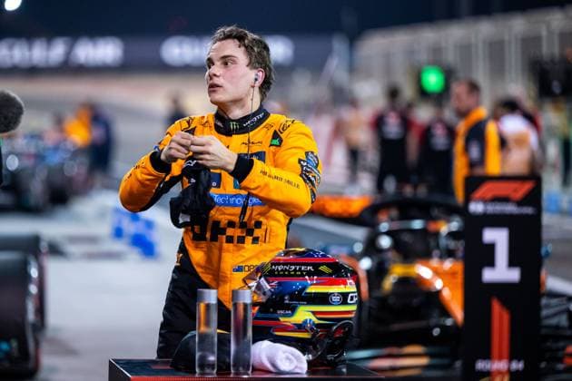 Oscar Piastri (McLaren Formula 1 Team, Australien, 81) jubelt im Parc Ferme ueber Platz 1 und die Pole Position, BAH, Formel 1 Weltmeisterschaft, Gulf Air Grand Prix von Bahrain, Bahrain International Circuit, Qualifying, Saison 2025, 12.04.2025 BAH, Formel 1 Weltmeisterschaft, Gulf Air Grand Prix von Bahrain, Bahrain International Circuit, Qualifying, Saison 2025, 12.04.2025 Sakhir Copyright: xEibner-Pressefoto Memmlerx EP_MMR