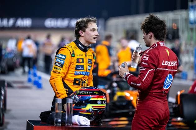 Oscar Piastri (McLaren Formula 1 Team, Australien, 81) jubelt im Parc Ferme ueber Platz 1 und die Pole Position, daneben Charles Leclerc (Scuderia Ferrari HP, Monaco, 16), BAH, Formel 1 Weltmeisterschaft, Gulf Air Grand Prix von Bahrain, Bahrain International Circuit, Qualifying, Saison 2025, 12.04.2025 BAH, Formel 1 Weltmeisterschaft, Gulf Air Grand Prix von Bahrain, Bahrain International Circuit, Qualifying, Saison 2025, 12.04.2025 Sakhir Copyright: xEibner-Pressefoto Memmlerx EP_MMR
