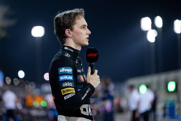 Oscar Piastri (McLaren Formula 1 Team, Australien, 81) jubelt im Parc Ferme ueber Platz 1 und die Pole Position, BAH, Formel 1 Weltmeisterschaft, Gulf Air Grand Prix von Bahrain, Bahrain International Circuit, Qualifying, Saison 2025, 12.04.2025 BAH, Formel 1 Weltmeisterschaft, Gulf Air Grand Prix von Bahrain, Bahrain International Circuit, Qualifying, Saison 2025, 12.04.2025 Sakhir Copyright: xEibner-Pressefoto Memmlerx EP_MMR