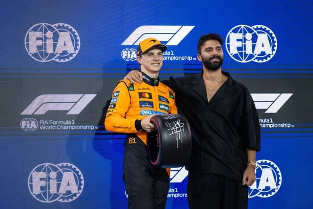 Oscar Piastri (McLaren Formula 1 Team, Australien, 81) freut sich ueber die Pole Position und bekommt den Pirelli Pole Position Award von DJ Musiker R3HA (Fadil El Ghoul), BAH, Formel 1 Weltmeisterschaft, Gulf Air Grand Prix von Bahrain, Bahrain International Circuit, Qualifying, Saison 2025, 12.04.2025 BAH, Formel 1 Weltmeisterschaft, Gulf Air Grand Prix von Bahrain, Bahrain International Circuit, Qualifying, Saison 2025, 12.04.2025 Sakhir Copyright: xEibner-Pressefoto Memmlerx EP_MMR