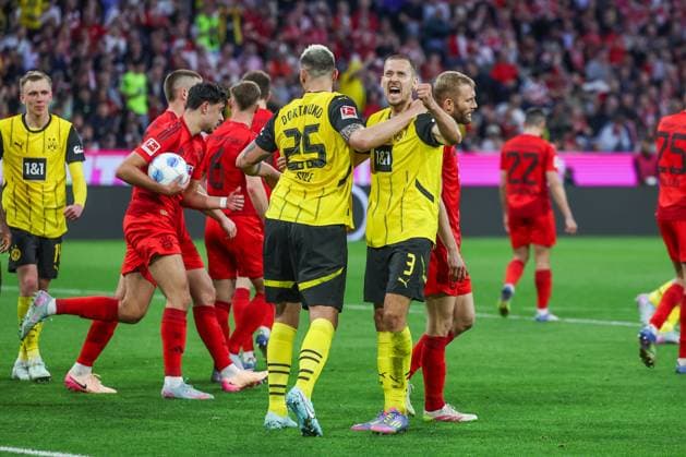 Sport Themen der Woche KW15 Sport Bilder des Tages 12.04.2025, Fussball, Saison 2024 2025, 1. Bundesliga, 29. Spieltag, FC Bayern München - Borussia Dortmund, Waldemar Anton (Borussia Dortmund) jubelt nach seinem Tor zum 2 zu 2. München Allianz Arena Bayern Deutschland xRHR-FOTO TRx *** 12 04 2025, Football, Season 2024 2025, 1 Bundesliga, Matchday 29, FC Bayern Munich Borussia Dortmund, Waldemar Anton Borussia Dortmund celebrates after his goal for 2 to 2 Munich Allianz Arena Bayern Germany xRHR PHOTO TRx Copyright: TimxRehbein RHR-FOTOx RHR-FOTO TR