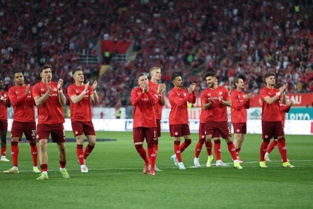 12.04.2025, xrekx, Fussball 2.Bundesliga, 1.FC Kaiserslautern - 1.FC Nürnberg v.l. Die Spieler bedankt bedanken sich bei den Fans, the player thanks the fans for their support vor dem Spiel Marlon Ritter (1.FC Kaiserslautern) (DFL DFB REGULATIONS PROHIBIT ANY USE OF PHOTOGRAPHS as IMAGE SEQUENCES and or QUASI-VIDEO) Kaiserslautern