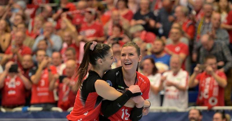 12.04.2025, Dresdens Stamatia Kyparissi , links, und Dresdens Marta Levinska jubeln nach dem Sieg, Volleyball, play off Halbfinale, best of three, Dresdner SC - MTV Stuttgart 3:2, (c) Dresden Sachsen