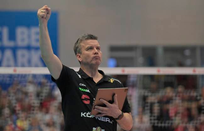 12.04.2025, Dresdens Trainer Alexander Waibl jubelt, Taktiktafel, Volleyball, play off Halbfinale, best of three, Dresdner SC - MTV Stuttgart 3:2, (c) Dresden Sachsen