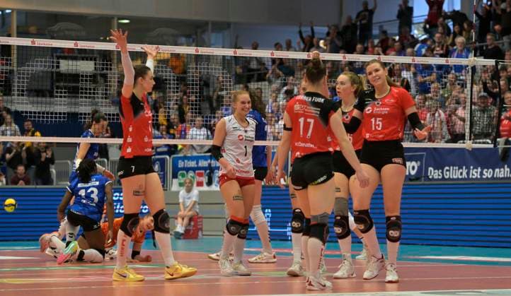 12.04.2025, Dresdden jubelt, v.l. Dresdens Julie Lengweiler, Dresdens Patricia Nestler, Dresdens Lorena Lorber Fijok, Dresdens Emma Clothier und Dresdens Marta Levinska, Volleyball, play off Halbfinale, best of three, Dresdner SC - MTV Stuttgart 3:2, (c) Dresden Sachsen