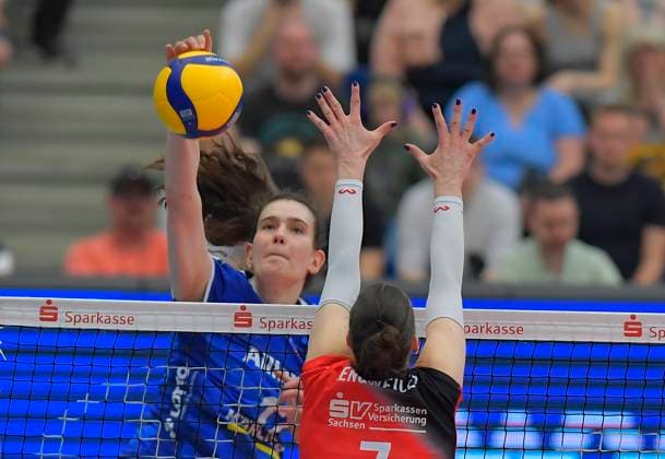 12.04.2025, Dresdens Lorena Lorber Fijok und Stuttgarts Lucia Varela Gomes, Volleyball, play off Halbfinale, best of three, Dresdner SC - MTV Stuttgart 3:2, (c) Dresden Sachsen