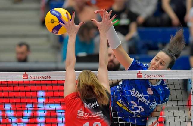12.04.2025, Dresdens Sarah Straube und Stuttgarts Maria Segura Palleres, Volleyball, play off Halbfinale, best of three, Dresdner SC - MTV Stuttgart 3:2, (c) Dresden Sachsen