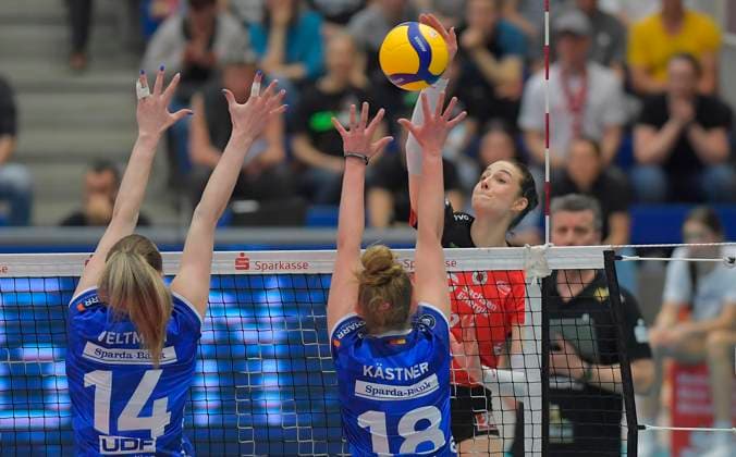 12.04.2025, Dresdens Julie Lengweiler gegen Stuttgarts Kelsey Veltman und Pia Kästner, Volleyball, play off Halbfinale, best of three, Dresdner SC - MTV Stuttgart 3:2, (c) Dresden Sachsen