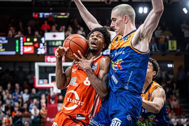 Sport Themen der Woche KW15 Sport Bilder des Tages 1. Basketball Bundesliga, easyCredit BBL, Saison 2024 2025, Herren, Hauptrunde, 28. Spieltag, 12.04.2025, RASTA Vechta - Rostock Seawolves Brandon Randolph ( 8 - RASTA Vechta) in Aktion Vechta RASTA Dome Niedersachsen Deutschland *** 1 Basketball Bundesliga, easyCredit BBL, Season 2024 2025, Men, Main Round, 28 Matchday, 12 04 2025, RASTA Vechta Rostock Seawolves Brandon Randolph 8 RASTA Vechta in action Vechta RASTA Dome Lower Saxony Germany