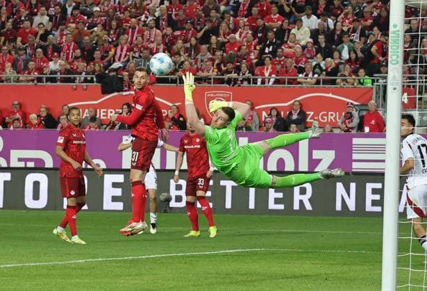 Sport Bilder des Tages 12.04.2025 - Fussball - Saison 2024 2025 - 2. Fussball - Bundesliga - 29. Spieltag: 1. FC Kaiserslautern FCK ( Lautern Roten Teufel ) - 1. FC Nürnberg FCN ( Club ) - Sportfoto Zink DaMa - xdaxmax - DFL regulations prohibit any use of photographs as image sequences and or quasi-video - only for editorial use - Berkay Yilmaz (21, 1. FC Nürnberg FCN ) mit Torschuss gg Julian Krahl (1, 1. FC Kaiserslautern FCK )
