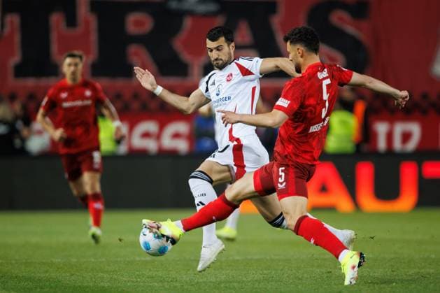 Maximilian Bauer (1.FC Kaiserslautern) im Zweikampf mit Mahir Emreli (1.FC Nuernberg), 1. FC Kaiserslautern vs 1. FC Nuernberg, Fussball, 2. Bundesliga, Saison 2024 2025, 29. Spieltag, 12.04.2025 1. FC Kaiserslautern vs 1. FC Nuernberg, Fussball, 2. Bundesliga, Saison 2024 2025, 29. Spieltag, 12.04.2025 Kaiserslautern