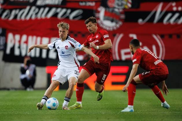 Tim Janisch (1.FC Nuernberg) im Zweikampf mit Daniel Hanslik (1.FC Kaiserslautern), 1. FC Kaiserslautern vs 1. FC Nuernberg, Fussball, 2. Bundesliga, Saison 2024 2025, 29. Spieltag, 12.04.2025 1. FC Kaiserslautern vs 1. FC Nuernberg, Fussball, 2. Bundesliga, Saison 2024 2025, 29. Spieltag, 12.04.2025 Kaiserslautern