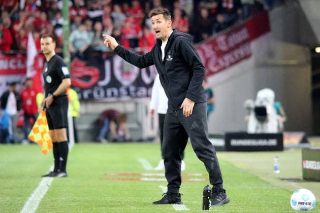 12.04.2025, xmohx, Fussball 2.Bundesliga, 1.FC Kaiserslautern - 1.FC Nürnberg v.l. Trainer Miroslav Klose (1.FC Nuernberg) gibt Anweisungen, gestikuliert, mit den Armen gestikulieren gives instructions, gesticulate (DFL DFB REGULATIONS PROHIBIT ANY USE OF PHOTOGRAPHS as IMAGE SEQUENCES and or QUASI-VIDEO) Kaiserslautern