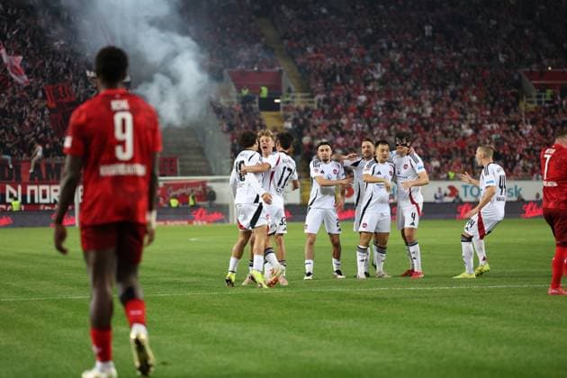 12.04.2025, xrekx, Fussball 2.Bundesliga, 1.FC Kaiserslautern - 1.FC Nürnberg v.l. Torjubel nach dem Tor zum 0:1 celebrating the goal celebrate durch Fabio Gruber (1.FC Nuernberg) (DFL DFB REGULATIONS PROHIBIT ANY USE OF PHOTOGRAPHS as IMAGE SEQUENCES and or QUASI-VIDEO) Kaiserslautern