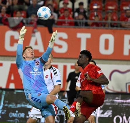 Fussball - 2. Bundesliga - Saison 2024 25 1. FC Kaiserslautern 12.04.2025 Fritz-Walter-Stadion 1. FC Kaiserslautern (fck) - 1. FC Nürnberg (fcn) Torwart Jan REICHERT (1. FC Nürnberg), li -Ragnar ACHE (1. FC Kaiserslautern) 1. FC Kaiserslautern