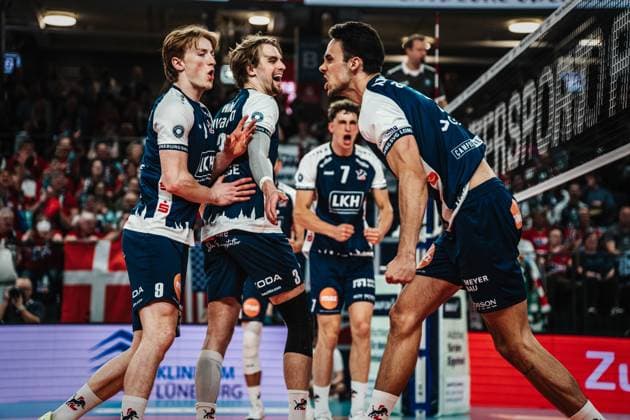Volleyball Herren Saison 2024 2025 Volleyball Bundesliga Playoff Halbfinale Spiel 3 SVG Lüneburg vs. VfB Friedrichshafen 12.04.2025 Lüneburg LKH Arena Niedersachsen Deutschland Die Mannschaft der SVG Lüneburg jubelt