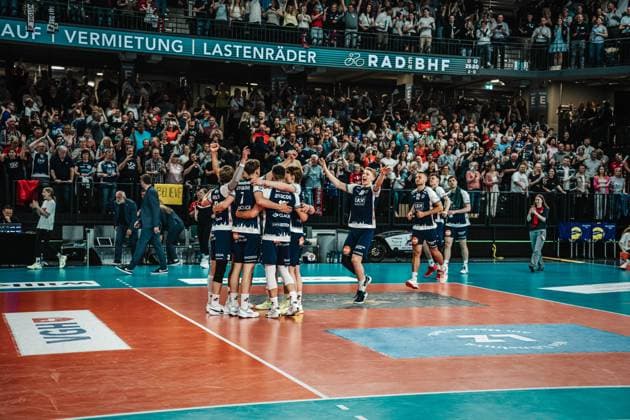 Volleyball Herren Saison 2024 2025 Volleyball Bundesliga Playoff Halbfinale Spiel 3 SVG Lüneburg vs. VfB Friedrichshafen 12.04.2025 Lüneburg LKH Arena Niedersachsen Deutschland Die Mannschaft der SVG Lüneburg jubelt nach den Sieg