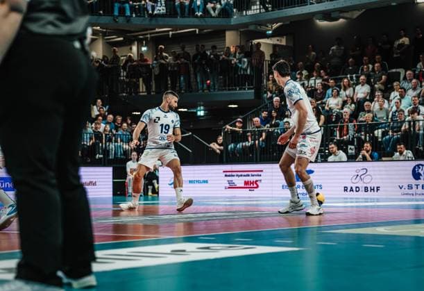 Ivan Zeljkovic ( 19 VfB Friedrichshafen) schaut dem Ball hinterher, der auf die Linie fällt
