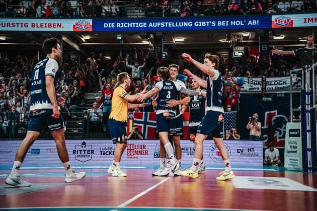Volleyball Herren Saison 2024 2025 Volleyball Bundesliga Playoff Halbfinale Spiel 3 SVG Lüneburg vs. VfB Friedrichshafen 12.04.2025 Lüneburg LKH Arena Niedersachsen Deutschland Die Mannschaft der SVG Lüneburg jubelt