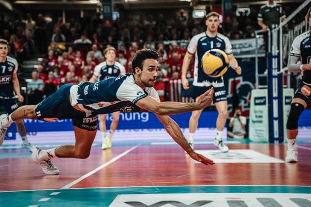 Sport Themen der Woche KW15 Sport Bilder des Tages Volleyball Herren Saison 2024 2025 Volleyball Bundesliga Playoff Halbfinale Spiel 3 SVG Lüneburg vs. VfB Friedrichshafen 12.04.2025 Lüneburg LKH Arena Niedersachsen Deutschland Xander Wolf Wassenaar Ketrzynski ( 11 SVG Lüneburg) rettet den Ball *** Xander Wolf Wassenaar Ketrzynski 11 SVG Lüneburg saves the ball