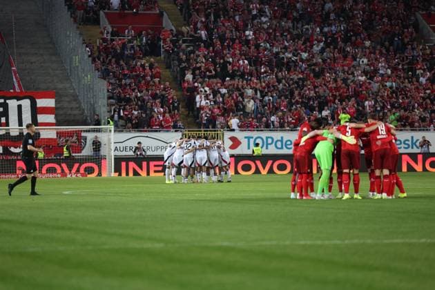 12.04.2025, xrekx, Fussball 2.Bundesliga, 1.FC Kaiserslautern - 1.FC Nürnberg v.l. Teamkreis beider Mannschaften (DFL DFB REGULATIONS PROHIBIT ANY USE OF PHOTOGRAPHS as IMAGE SEQUENCES and or QUASI-VIDEO) Kaiserslautern