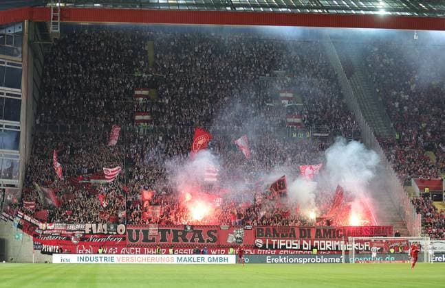 12.04.2025 - Fussball - Saison 2024 2025 - 2. Fussball - Bundesliga - 29. Spieltag: 1. FC Kaiserslautern FCK ( Lautern Roten Teufel ) - 1. FC Nürnberg FCN ( Club ) - Sportfoto Zink DaMa - xdaxmax - DFL regulations prohibit any use of photographs as image sequences and or quasi-video - only for editorial use - Pyrotechnik Pyro Bengalfackel Bengalfackeln Rauch im Gästeblock der Clubfan Clubfans FCN-Fans Fans