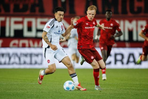 Jens Castrop (1.FC Nuernberg) im Zweikampf mit Tim Breithaupt (1.FC Kaiserslautern), 1. FC Kaiserslautern vs 1. FC Nuernberg, Fussball, 2. Bundesliga, Saison 2024 2025, 29. Spieltag, 12.04.2025 1. FC Kaiserslautern vs 1. FC Nuernberg, Fussball, 2. Bundesliga, Saison 2024 2025, 29. Spieltag, 12.04.2025 Kaiserslautern