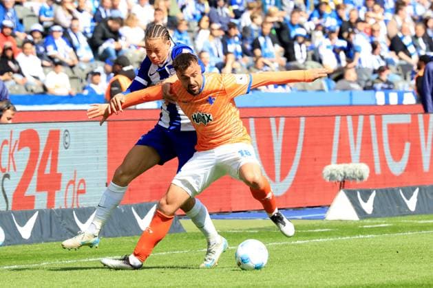 DEU, DFL, 2. FBL, Hertha BSC vs. SV Darmstadt 98, 12.04.2025, Berliner Olympiastadion, Berlin, DEU, DFL, 2. FBL, Hertha BSC vs. SV Darmstadt 98, im Bild Derry Scherhant (Hertha BSC Berlin 39), Philipp Foerster (Darmstadt 18) DFL - regulations prohibit any use of Photographs as image sequences and or quasi-video Foto: Juergen Engler nordphoto GmbH