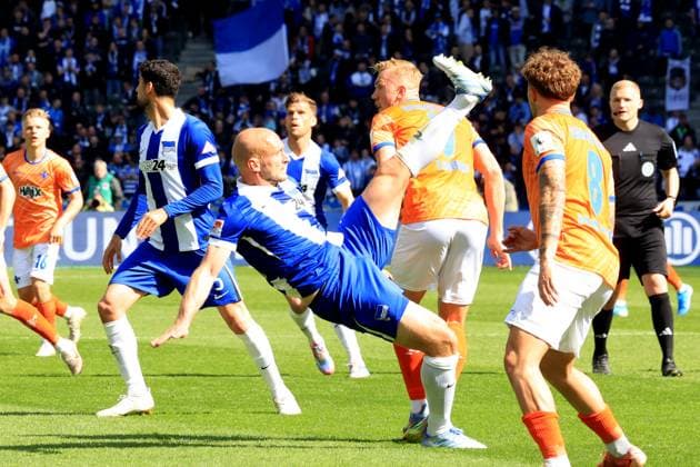 DEU, DFL, 2. FBL, Hertha BSC vs. SV Darmstadt 98, 12.04.2025, Berliner Olympiastadion, Berlin, DEU, DFL, 2. FBL, Hertha BSC vs. SV Darmstadt 98, im Bild Toni Leistner (Hertha BSC Berlin 37), Isac Lidberg (Darmstadt 7) DFL - regulations prohibit any use of Photographs as image sequences and or quasi-video Foto: Juergen Engler nordphoto GmbH
