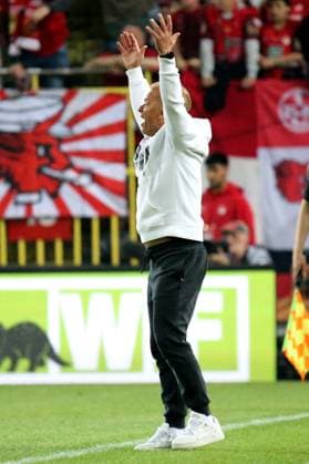 12.04.2025, xmohx, Fussball 2.Bundesliga, 1.FC Kaiserslautern - 1.FC Nürnberg v.l. Trainer Markus Anfang (1. FC Kaiserslautern) gibt Anweisungen, gestikuliert, mit den Armen gestikulieren gives instructions, gesticulate (DFL DFB REGULATIONS PROHIBIT ANY USE OF PHOTOGRAPHS as IMAGE SEQUENCES and or QUASI-VIDEO) Kaiserslautern