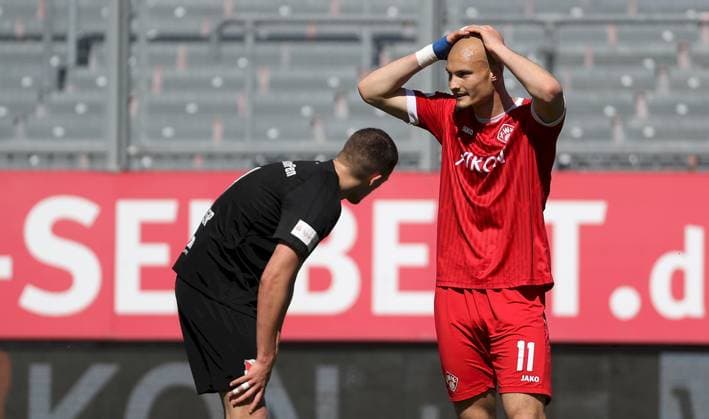 12.04.2025, Herren, Fussball, Saison 2024 2025, Regionalliga Bayern, 29. Spieltag: FC Wuerzburger Kickers - SpVgg Hankhofen-Hailing v.li.: David Schneider (SpVgg Hankhofen-Hailing), Alem Japaur (FC Wuerzburger Kickers) enttaeuscht schauend, Enttaeuschung, disappointed Wuerzburg AKON ARENA Bayern Deutschland