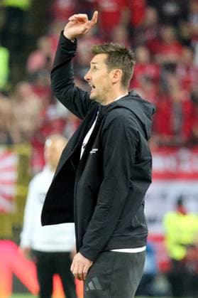 12.04.2025, xmohx, Fussball 2.Bundesliga, 1.FC Kaiserslautern - 1.FC Nürnberg v.l. Trainer Miroslav Klose (1.FC Nuernberg) gibt Anweisungen, gestikuliert, mit den Armen gestikulieren gives instructions, gesticulate (DFL DFB REGULATIONS PROHIBIT ANY USE OF PHOTOGRAPHS as IMAGE SEQUENCES and or QUASI-VIDEO) Kaiserslautern