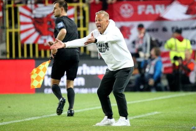 12.04.2025, xmohx, Fussball 2.Bundesliga, 1.FC Kaiserslautern - 1.FC Nürnberg v.l. Trainer Markus Anfang (1. FC Kaiserslautern) gibt Anweisungen, gestikuliert, mit den Armen gestikulieren gives instructions, gesticulate (DFL DFB REGULATIONS PROHIBIT ANY USE OF PHOTOGRAPHS as IMAGE SEQUENCES and or QUASI-VIDEO) Kaiserslautern